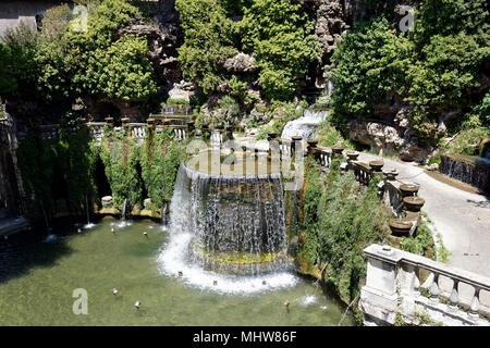 La grandiosa fontana dell'Ovato o ovale fontana progettata da Pirro Ligorio nel XVI secolo, Villa D Este. Tivoli. L'Italia. Dal punto di vista architettonico la FOU Foto Stock