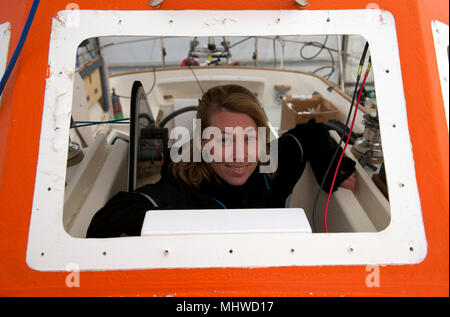 Susie Goodall, il più giovane e solo skipper femminile nel lavoro in tutto il mondo il Golden Globe Race 2018. Visto qui sul suo yacht DHL Starlight. Foto Stock