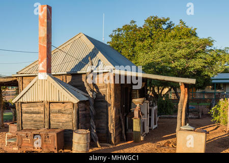 La mattina presto una luce su un vecchio cottage slab nel museo di Windorah nell'entroterra del western central Queensland. Foto Stock