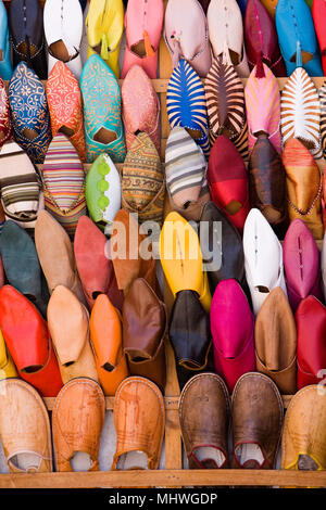 Marrakech, Marocco; Babouches (pantofole marocchino) in vendita nella medina. Foto Stock