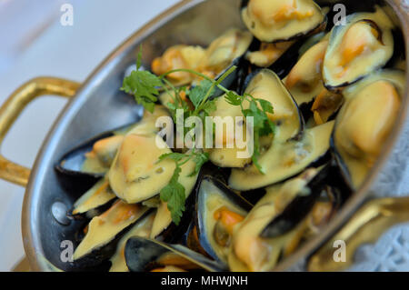 Cozze al forno con formaggio piatto, La Chaloupe ristorante, Port des Barques, Francia Foto Stock