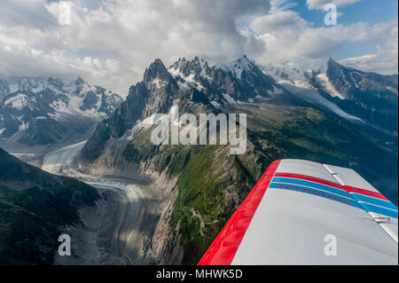 Visite turistiche volo in aeroplano sopra il massiccio del Monte Bianco, regione Rhone-Alpes, Francia Foto Stock