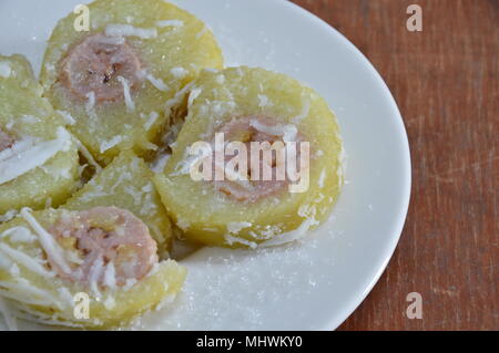 Riso glutinoso avvolto in banana zucchero topping Foto Stock