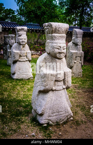 Muninseok sculture in pietra di funzionari presso la nazione Folk Museum di Corea. Foto Stock