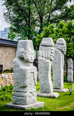 Muninseok sculture in pietra di funzionari presso la nazione Folk Museum di Corea. Foto Stock