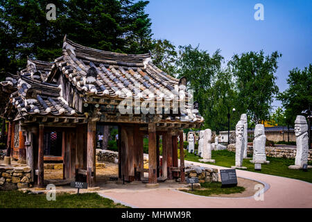 Antica porta al Museo del Folclore Nazionale di Corea Foto Stock