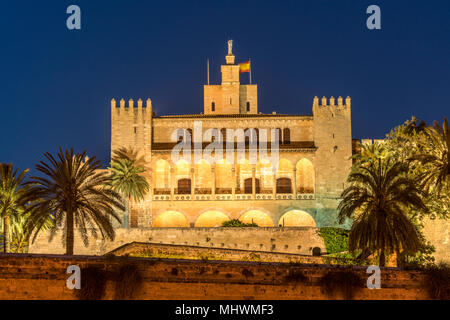 Königspalast La Almudaina in der Abenddämmerung, Hauptstadt Palma de Mallorca, Mallorca, Balearen, Spanien | Il Palazzo Reale di La Almudaina al crepuscolo Foto Stock