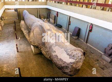 MEMPHIS, Egitto - Gennaio 1: la statua colossale di Ramesse II o Foto Stock
