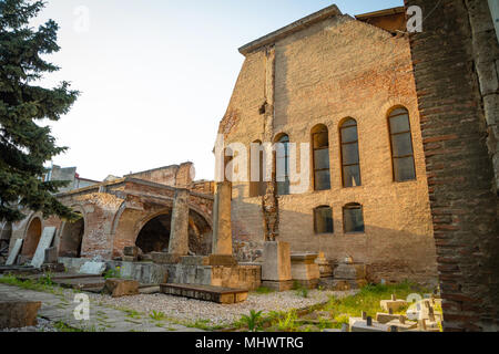 Bucarest, Romania - 28.04.2018: le antiche rovine accanto al busto di Vlad Tepes, Vlad l'Impalatore, l ispirazione di Dracula a Bucarest Foto Stock