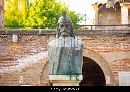 Un busto di Vlad Tepes, Vlad l'Impalatore, l ispirazione di Dracula, nella vecchia corte principesca, Curtea Veche, a Bucarest, Romania Foto Stock