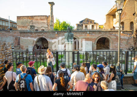 Bucarest, Romania - 28.04.2018: gruppo di turisti accanto a un busto di Vlad Tepes, Vlad l'Impalatore, l ispirazione di Dracula, a Bucarest Foto Stock