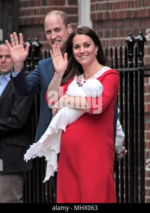 23/04/2018 il duca e la duchessa di cambridge che emergono dal lindo ala presso il st. Mary s Hospital dopo l arrivo del loro terzo figlio Principe Louis. Foto Stock