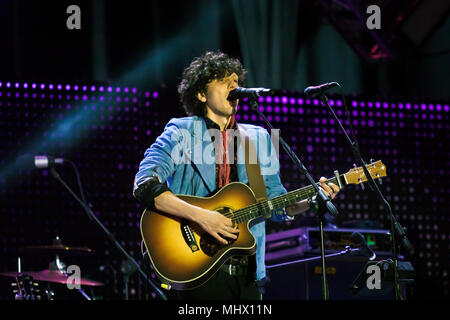 Roma, Italia - 01 Maggio 2018: Ermal Meta esegue sul palco del concerto del primo di Maggio a Piazza San Giovanni. Il cantante albanese, che beca Foto Stock