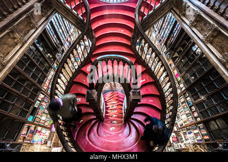 Curva scala in legno in biblioteca, Livraria Lello & Irmão bookstore, Porto, Portogallo, Europa Foto Stock