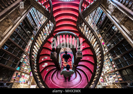 Curva scala in legno in biblioteca, Livraria Lello & Irmão bookstore, Porto, Portogallo, Europa Foto Stock