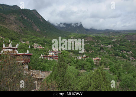 Tibetani tradizionali case in un affascinante villaggio di Jiaju, Sichuan, in Cina Foto Stock