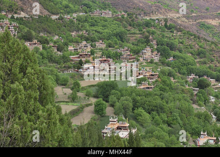 Tibetani tradizionali case in un affascinante villaggio di Jiaju, Sichuan, in Cina Foto Stock