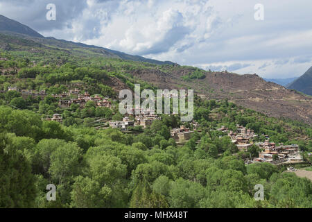 Tibetani tradizionali case in un affascinante villaggio di Jiaju, Sichuan, in Cina Foto Stock