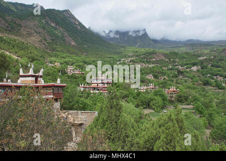 Tibetani tradizionali case in un affascinante villaggio di Jiaju, Sichuan, in Cina Foto Stock