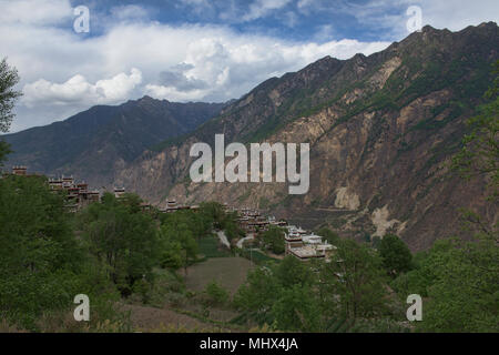 Tibetani tradizionali case in un affascinante villaggio di Jiaju, Sichuan, in Cina Foto Stock