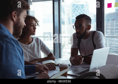 Architetti interagire gli uni con gli altri Foto Stock