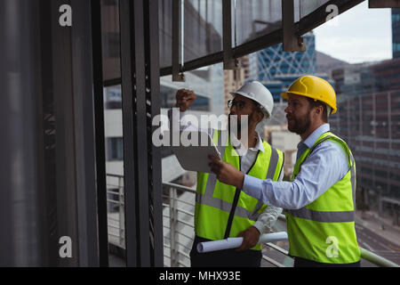 Architetti a discutere gli uni con gli altri Foto Stock