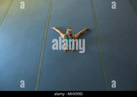 Sportive di eseguire esercizi di allungamento Foto Stock