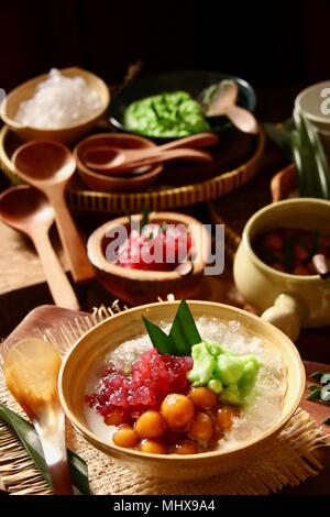 Sumsum Es o Es Loder. Iced dessert drink di pandan crema di riso con sago perle di tapioca riso glutinoso sfere in latte di cocco. Foto Stock