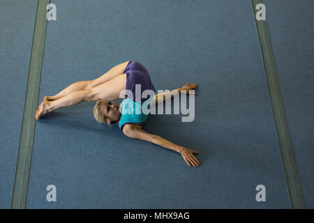 Sportive di eseguire esercizi di allungamento Foto Stock