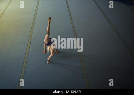 Sportive di eseguire esercizi di allungamento Foto Stock