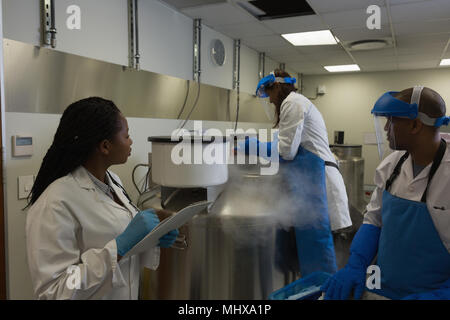 Gli scienziati mantenendo un record del campione di medici negli appunti Foto Stock