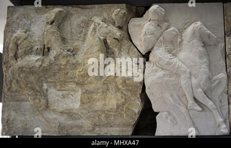 Sud fregio del Partenone, dall'Acropoli di Atene. Blocco S I, figure 1-4 (cavalli). Le figure 1 - 2 sono originali. Le figure 3 - 4 (a destra) sono replica (frammenti originali sono esposti al British Museum di Londra). V secolo A.C. Museo dell'Acropoli. Atene. La Grecia. Foto Stock