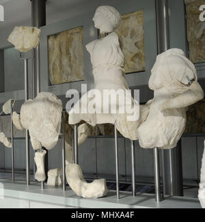 Frontone ovest del Partenone, dall'Acropoli di Atene. Battibecco tra Athena e Poseidone per Atene e Attica. V secolo A.C. Opera dello scultore Fidia. Museo dell'Acropoli. Atene. La Grecia. Foto Stock