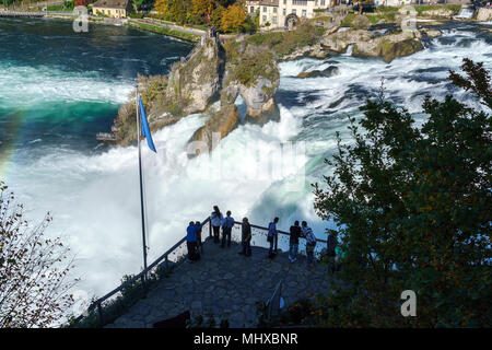 Neuhausen, Svizzera - 16 Ottobre 2017: turisti guardare le cascate del Reno dal sito di Laufen Castello Foto Stock