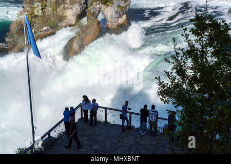 Neuhausen, Svizzera - 16 Ottobre 2017: turisti guardare le cascate del Reno dal sito di Laufen Castello Foto Stock