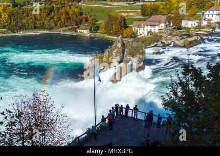 Neuhausen, Svizzera - 16 Ottobre 2017: turisti guardare le cascate del Reno dal sito di Laufen Castello Foto Stock