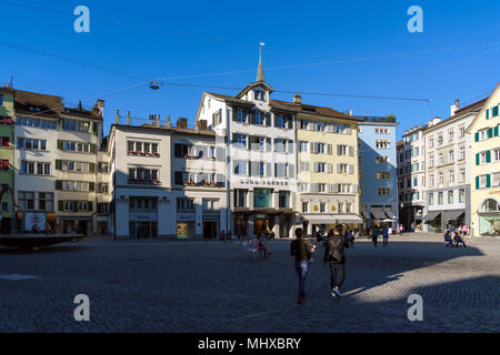 Zurigo, Svizzera - 16 Ottobre 2017: i turisti a piedi a Piazza Munsterhof con vecchie case delle corporazioni Foto Stock