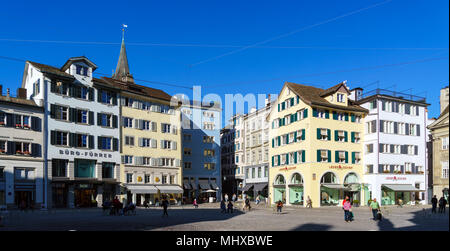 Zurigo, Svizzera - 16 Ottobre 2017: i turisti a piedi a Piazza Munsterhof con vecchie case delle corporazioni Foto Stock