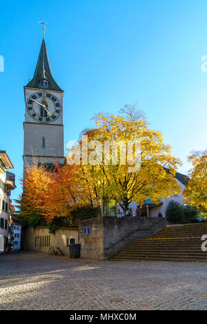 Zurigo, Svizzera - 16 Ottobre 2017: San Pietro chiesa della città vecchia Foto Stock