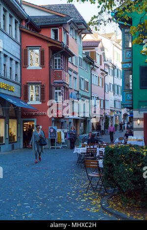 Zurigo, Svizzera - 16 Ottobre 2017: i residenti locali a camminare per le strade della città vecchia Foto Stock