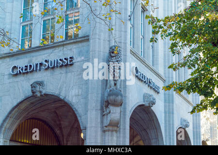Zurigo, Svizzera - 16 Ottobre 2017: Cartello del ramo della ben nota banca Credit Suisse Foto Stock