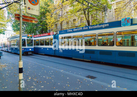 Zurigo, Svizzera - 16 Ottobre 2017: il moderno tram la principale forma di trasporto urbano per le strade della città Foto Stock