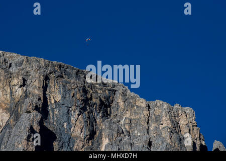 Deltaplano parapendio in sky dolomiti montagne sullo sfondo Foto Stock