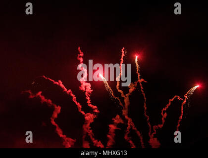 Rosso fuoco d'artificio nel cielo notturno Foto Stock