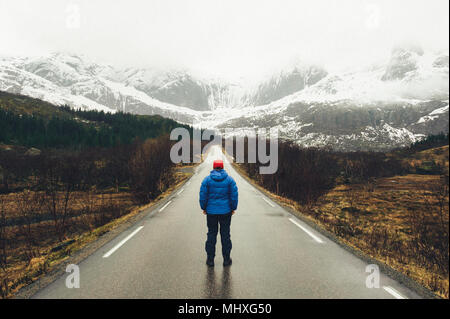 Tipico paesaggio norvegese con montagne innevate e chiaro lago vicino la famosa Aurlandsvegen (Bjorgavegen), strada di montagna, Aurland, Norvegia. Foto Stock