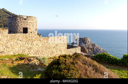 Vista di San Pietro Chiesa dall'antico castello di Portovenere village, La Spezia district, Liguria, Italia Foto Stock