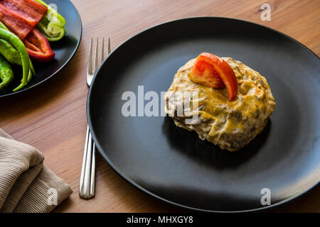 Turco Kebab Bohca / crêpe con polpetta a cubetti e le verdure su una superficie di legno. Foto Stock