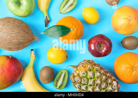 Disegno da diversi tropicale e stagionali estivi frutti. Ananas Manghi Agrumi Noce di Cocco Arance Limoni Mele Kiwi banane sparse sulla luce blu Foto Stock