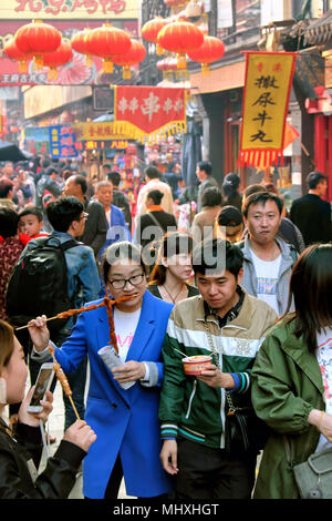 Locali a mangiare spiedini e altri fast food, snack Wangfujing Street, Dongcheng District, Pechino, Cina Foto Stock