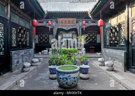 Cortile interno di una vecchia casa tradizionale e antica città di Pingyao, nella provincia di Shanxi, Cina Foto Stock